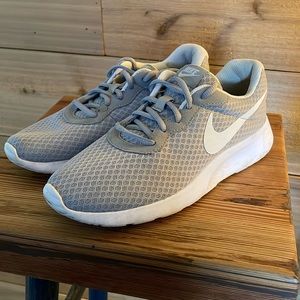 Women’s Nike shoes 7.5